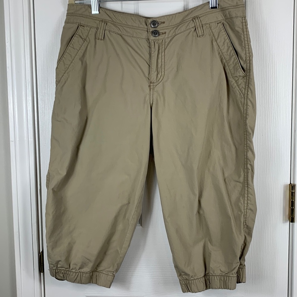 Sonoma khaki modern skimmer capris pants size 10. Zippers at hem and elastic.